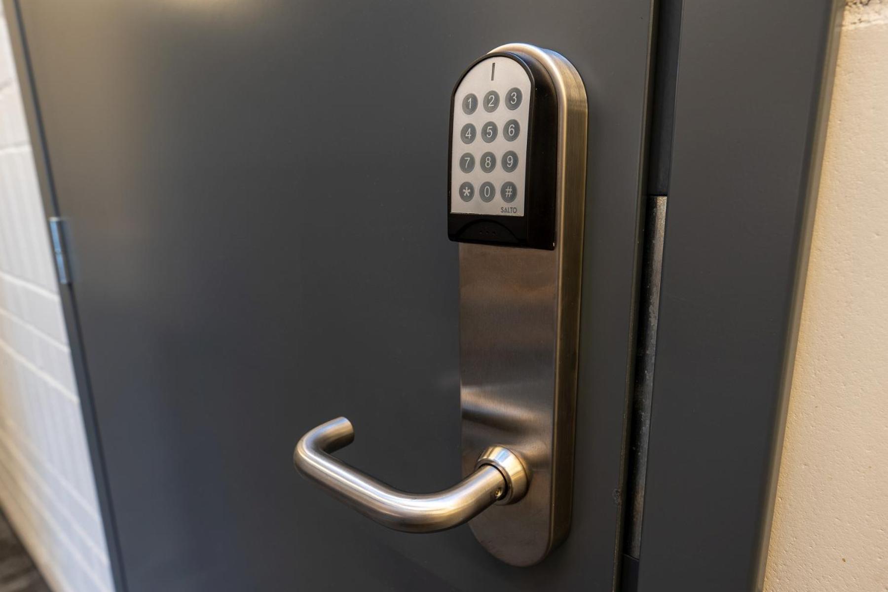Loft Inn Self-Check In Вильнюс Экстерьер фото
